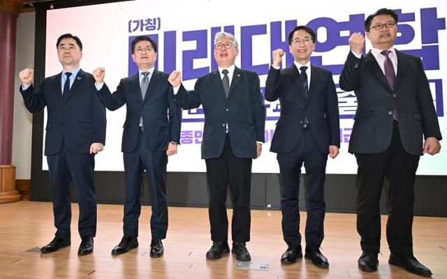 미래대연합 창당준비위원장인 김종민(왼쪽부터) 의원, 박원석 전 의원, 조응천, 이원욱 의원, 정태근 전 의원이 14일 국회 의원회관에서 열린 미래대연합 창당 발기인대회에서 파이팅을 외치고 있다. 고영권 기자