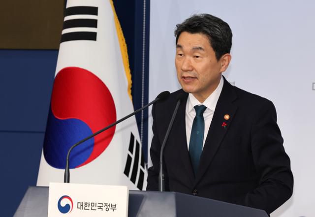 이주호 부총리 겸 교육부 장관이 16일 정부서울청사에서 자사고·외고·국제고 존치 근거를 담은 초중등교육법 시행령 일부 개정령안이 국무회의에서 의결된 배경을 설명하고 있다. 뉴시스