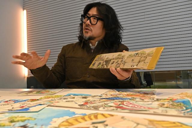 '적색목록'을 출판한 백영욱 작가가 동물을 다룬 자신의 첫 작품인 '고양이 마을 스케치'를 소개하고 있다. 정다빈 기자