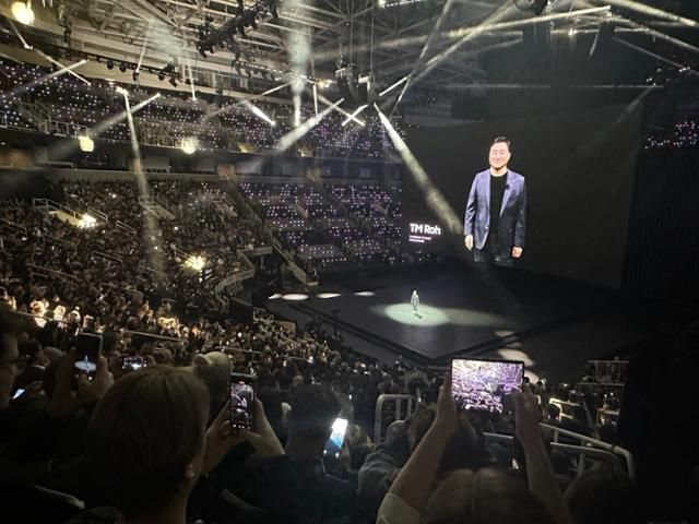 노태문 삼성전자 MX사업부장(사장)이 17일 미국 캘리포니아주 새너제이 SAP센터에서 열린 '갤럭시 언팩 2024'의 포문을 열고 있다. 실리콘밸리=이서희 특파원