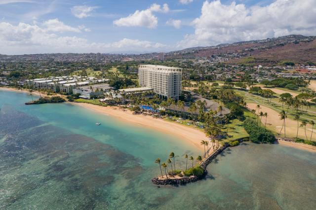 카할라 호텔리조트의 발코니를 열고 나가면 전용 해변으로 이어진다. 카할라 호텔리조트 제공