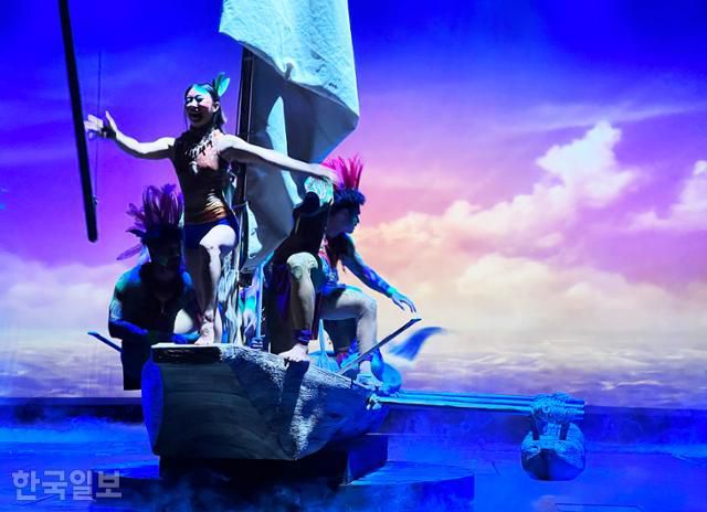 괌 원주민들의 모험을 그린 멀티미디어 공연 '카레라쇼'의 한 장면.