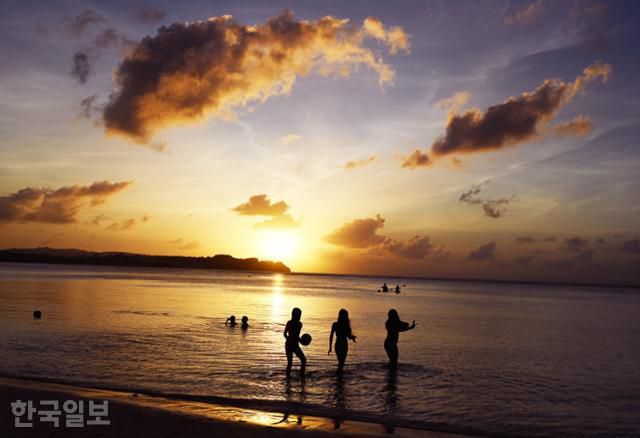 괌 여행의 중심 투몬비치. 호텔과 리조트가 몰려 있는 해변으로 해 질 녘 풍광이 아름답다.