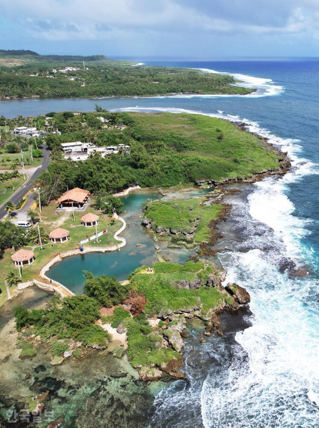 괌 남부 해안의 이나라한 천연수영장. 바다에는 물살이 거세도 바위 사이로 바닷물이 드나드는 수영장은 한없이 잠잠하다.