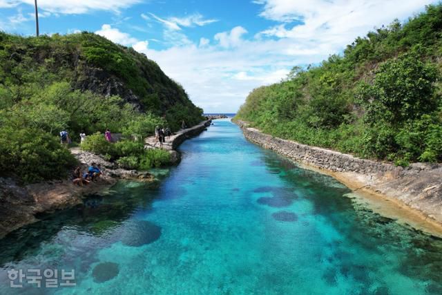 괌의 인증사진 명소 에메랄드밸리. 협곡이라기보다는 물빛이 유난히 고운 인공수로다.