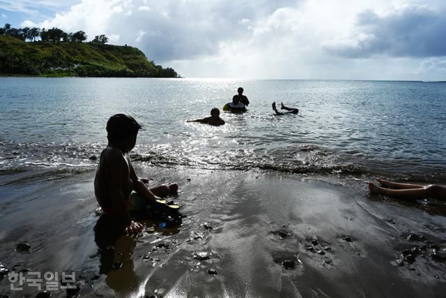 마젤란 일행이 처음 상륙한 우마탁 해변에서 동네 아이들이 물놀이를 즐기고 있다.