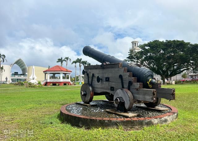 총독 관저가 있었던 스페인 광장. 당시 사용했던 대포가 전시돼 있고, 맞은편에 괌박물관이 있다.