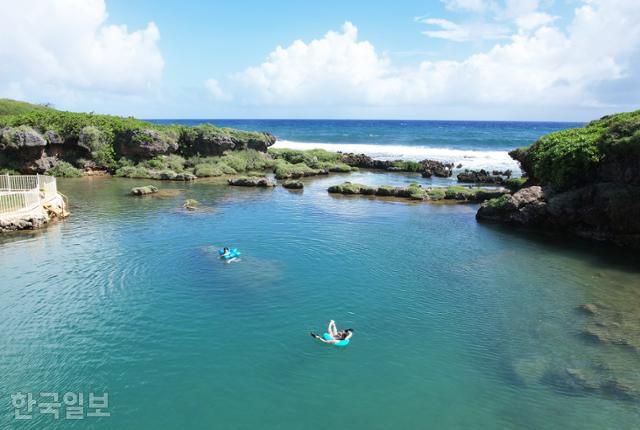 이나라한 천연수영장에서 여행객이 느긋하게 물놀이를 즐기고 있다.