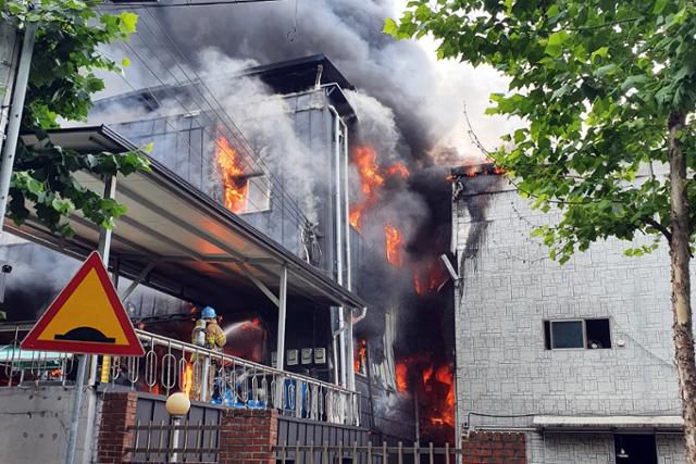 경기 의정부시 용현동 용현산업단지 내 한 공장에서 불이 나 소방관들이 화재 진압을 하고 있는 모습. 뉴스1