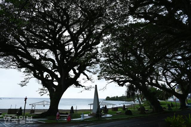 우마탁 마을 어귀의 거목 사이에 마젤란상륙기념비가 세워져 있다.