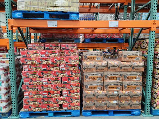 2023년 12월 19일 방문한 미국 캘리포니아주 온타리오의 코스트코 비즈니스 센터 라면 코너에 농심 신라면과 닛신 탑라면이 나란히 놓여 있다. 박소영 기자