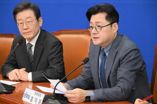 홍익표(오른쪽) 더불어민주당 원내대표가 26일 국회에서 열린 최고위원회의에서 발언하고 있다. 고영권 기자