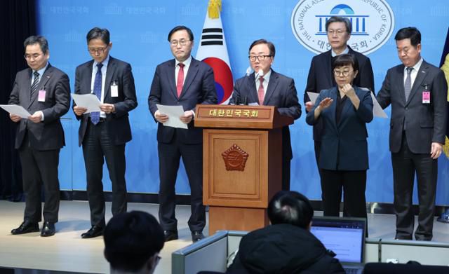 이동근 한국경영자총협회 상근부회장을 비롯한 경제5단체 임원들이 지난 23일 국회 소통관에서 중대재해처벌법 50인 미만 사업장 적용 유예 촉구 공동성명을 발표하고 있다. 뉴스1