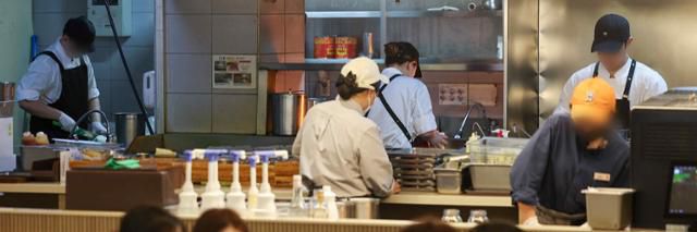 중대재해처벌법이 5인 이상 모든 사업장에 확대 적용된 다음 날인 28일 서울의 한 음식점에서 직원들이 근무하고 있다. 연합뉴스