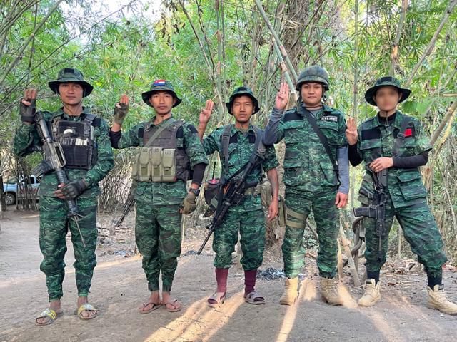지난해 1월 미얀마 카렌주 미야와디 레이케이코 인근 시민방위군(PDF) 초소에서 부대원들이 세 손가락 경례를 하고 있다. 레이케이코(미얀마)=허경주 특파원