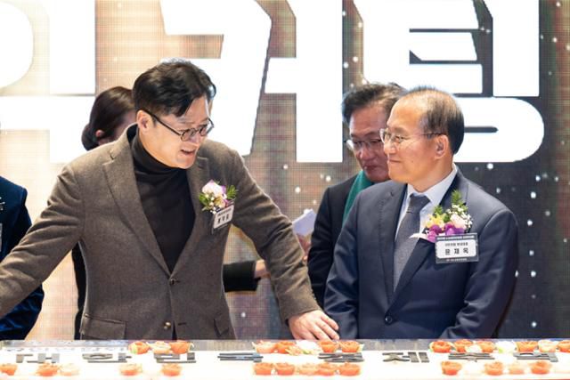 2024 소상공인연합회 신년인사회가 열린 지난달 30일 서울 여의도 CCMM 빌딩에서 윤재옥(오른쪽) 국민의힘 원내대표와 홍익표 더불어민주당 원내대표가 기념 떡을 자르기 전에 대화를 나누고 있다. 이한호 기자