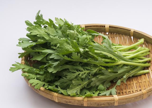 질소 비료로 키운 채소에는 아질산나트륨이 함유돼 있고 쑥갓도 그중 하나다. 게티이미지뱅크