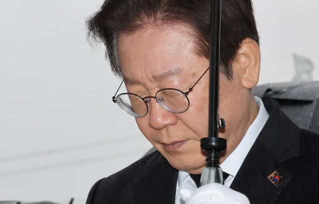 이재명 더불어민주당 대표가 5일 광주 북구 국립5·18민주묘지를 찾아 헌화 분향하고 있다. 광주=뉴스1