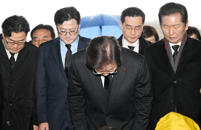 이재명(앞줄 가운데) 더불어민주당 대표가 5일 광주 북구 운정동 국립5·18민주묘지에서 참배를 마친 뒤 연 기자회견에서 고개 숙여 사죄하고 있다. 광주=뉴시스