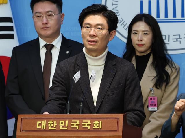 조정훈 국민의힘 의원이 6일 오후 서울 여의도 국회에서 열린 '각계각층 청년들의 국민의힘 입당' 기자회견에서 발언하고 있다. 뉴시스