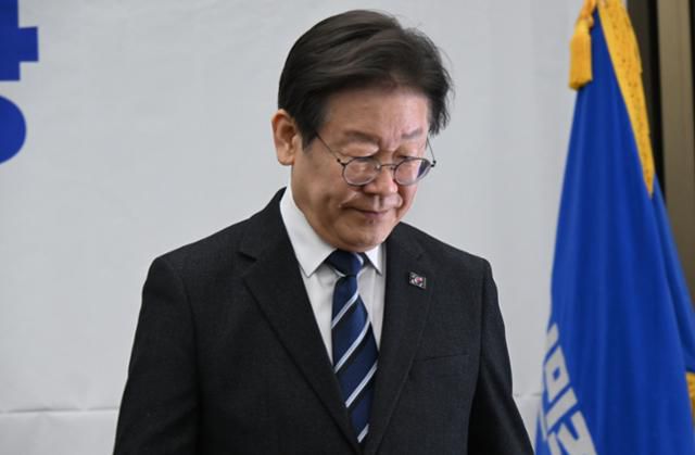 이재명 더불어민주당 대표가 6일 국회에서 열린 의원총회에서 발언을 마치고 자리로 향하고 있다. 고영권 기자