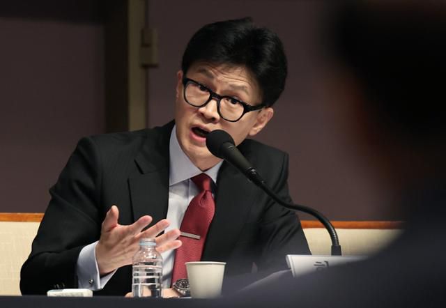 한동훈 국민의힘 비상대책위원장이 7일 오전 서울 중구 프레스센터에서 열린 관훈토론회에서 패널들의 질문에 답변하고 있다. 이날 한 위원장은 지난달 윤석열 대통령과 갈등이 불거졌던 데 대해 지금은 대통령과 여당 대표라는 공적 지위에서 서로 할 일을 하는 것이지, 개인적 관계가 낄 자리는 없다고 강조했다. 뉴스1