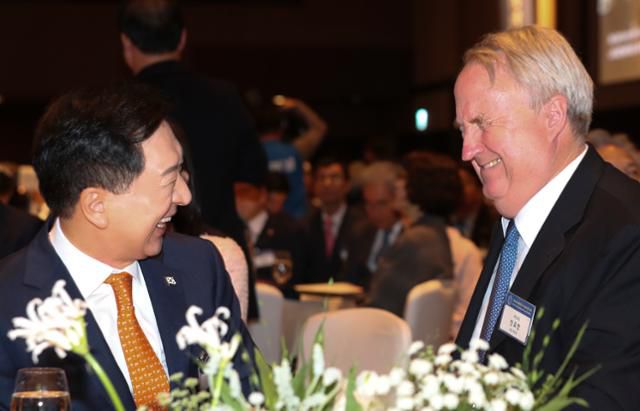 김기현(왼쪽) 국민의힘 당대표와 인요한 국민의힘 혁신위원장이 지난해 10월 31일 오전 서울 중구 신라호텔에서 열린 제55회 대한민국국가조찬기도회에서 마주 보며 웃고 있다. 뉴시스