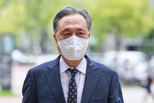 박차훈 전 새마을금고중앙회장이 지난해 9월 25일 서울동부지법에서 열린 첫 공판 출석을 위해 법정으로 향하고 있다. 연합뉴스