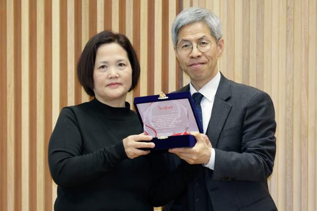 15일 서울 영등포구노동자종합지원센터에서 열린 중대재해전문가넷 창립 2주년 기념식에서 고 김용균씨 어머니인 김미숙 김용균재단 이사장이 감사패를 받은 뒤 권영국 중대재해전문가넷 공동대표와 기념촬영을 하고 있다. 뉴시스