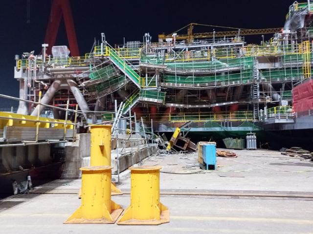 지난 12일 구조물 일부가 내려앉으면서 근로자 1명이 숨지고, 1명이 다친 HD현대중공업 울산조선소 해양공장. 울산소방본부 제공