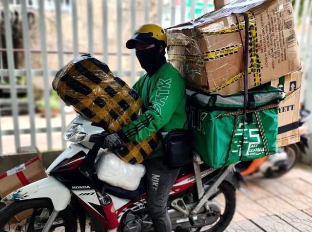 지난 7일 베트남 하노이에서 배달 스타트업 GHTK의 직원이 전자상거래 물품을 오토바이에 가득 싣고 배송하고 있다. 하노이=허경주 특파원