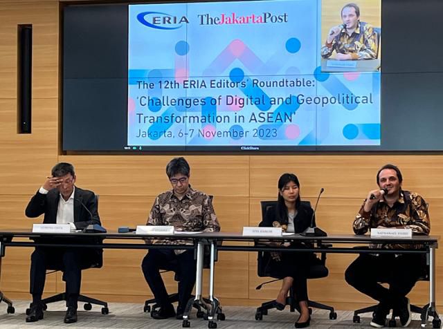 나타나엘 파이비스(맨 오른쪽) 알로독터 최고경영자가 지난해 11월 인도네시아 자카르타에서 열린 디지털 전환 관련 세미나 중 자신의 경험을 이야기하고 있다. 루롱 첸(왼쪽부터) 아세안·동아시아경제연구소 수석 경제학자, 코지 하치야마 아세안·동아시아경제연구소 최고운영 책임자, 이샤 하눔 구글 인도네시아 공공정책 담당자도 함께 참석해 있다. 자카르타=허경주 특파원