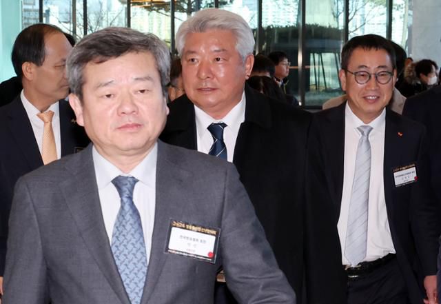 박민(맨 앞) KBS 사장이 지난달 25일 서울 영등포구 63컨벤션센터에서 열린 2024년 방송통신인 신년인사회 행사장에 들어서고 있다. 뉴시스