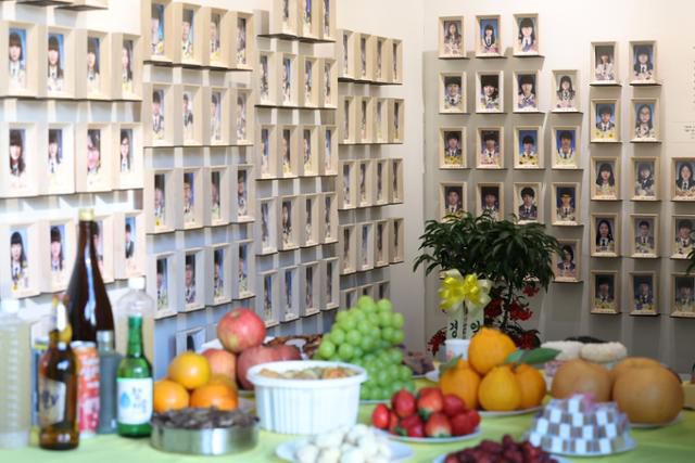 설날인 10일 서울시의회 앞 세월호 기억공간에 차려진 '세월호 참사 10주기' 가족·시민 설 명절 합동차례상. 뉴시스