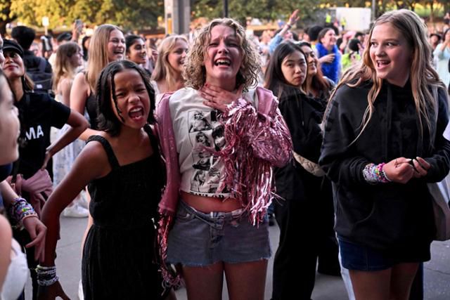 세계적인 팝가수 테일러 스위프트의 팬들이 16일 호주 멜버른에서 열린 콘서트 공연장에 입장하며 기쁨을 감추지 못하고 있다. 멜버른=AFP 연합뉴스