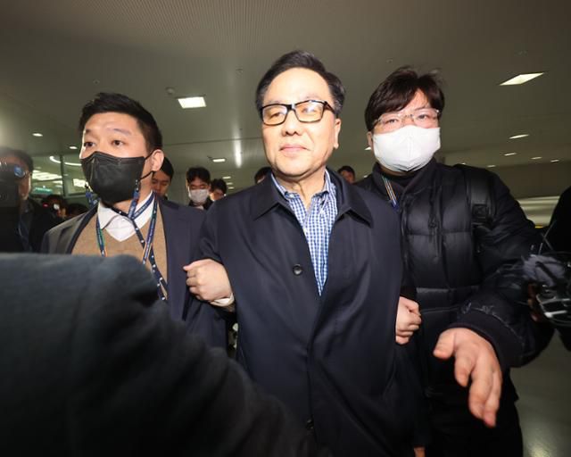 박근혜 전 대통령 탄핵 당시 만들어진 계엄령 문건 의혹의 핵심 인물인 조현천 전 기무사령관이 지난해 3월 29일 인천국제공항 제2터미널을 통해 입국한 뒤 서울서부지검으로 압송되고 있다. 연합뉴스