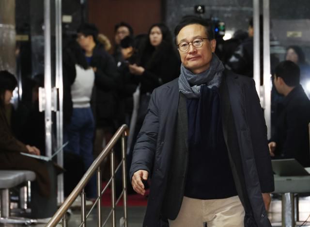더불어민주당 내 비이재명계 좌장격인 홍영표 의원이 21일 국회에서 열린 의원총회에 입장하고 있다. 연합뉴스