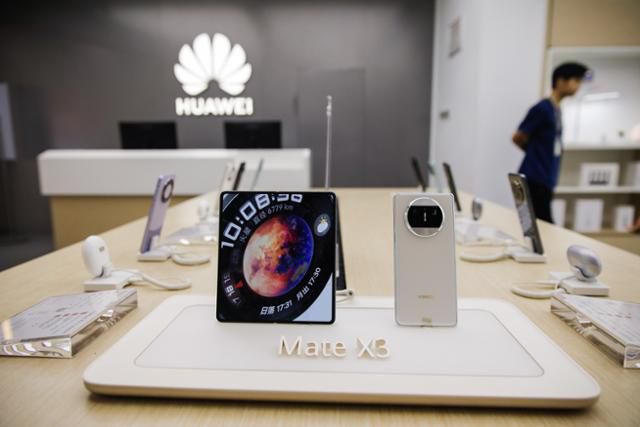 2023년 9월 중국 베이징의 화웨이 스토어에 폴더블 스마트폰 제품이 전시되고 있다. 베이징=EPA 연합뉴스