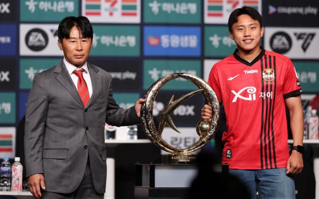 FC 서울 김기동 감독, 조영욱이 26일 서울 중구 더플라자호텔에서 열린 하나은행 K리그1 2024 개막 미디어데이 행사에서 기념사진을 촬영하고 있다. 뉴시스