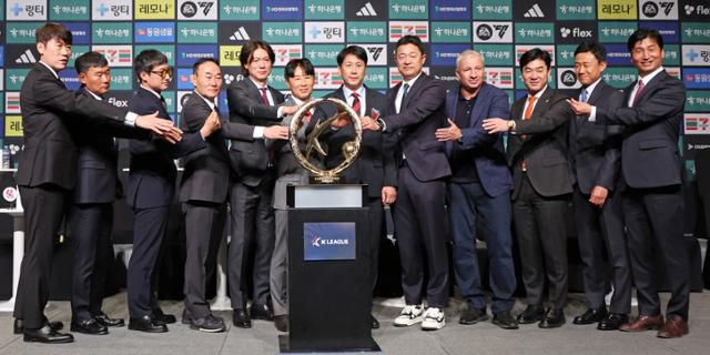 26일 오전 서울 중구 플라자호텔에서 열린 2024 K리그 개막 미디어데이 행사에서 12개팀 감독들이 우승 트로피와 함께 기념 촬영을 하고 있다. 연합뉴스