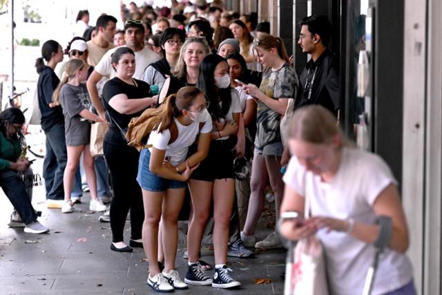 미국 팝스타 테일러 스위프트의 호주 공연 마지막 날인 지난 13일 멜버른에서 팬들이 티켓을 수령하기 위해 줄을 서고 있다. 멜버른=AFP 연합뉴스