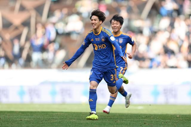 울산 HD의 아타루가 1일 울산 문수축구경기장에서 열린 2024 프로축구 K리그1 포항 스틸러스와 개막전에서 선제골을 터뜨리고 기뻐하고 있다. 한국프로축구연맹 제공