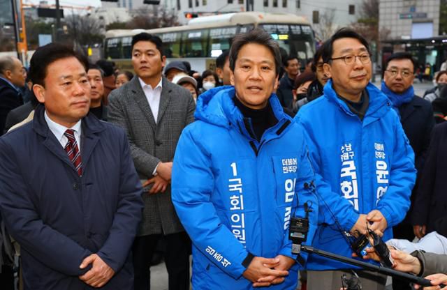 임종석(앞줄 왼쪽 두 번째) 전 대통령 비서실장이 지난달 28일 오후 서울 성동구 왕십리역 광장에서 시민들에게 저녁 인사를 하고 있다. 뉴시스