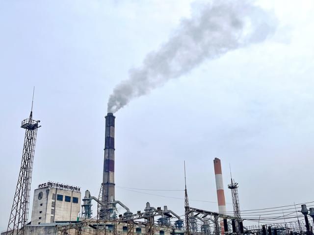 지난해 12월 베트남 하이즈엉성 치린시에 위치한 북부 지역 최대 규모 발전소 파라이화력발전소의 굴뚝에서 까만 연기가 뿜어져 나오고 있다. 치린=허경주 특파원