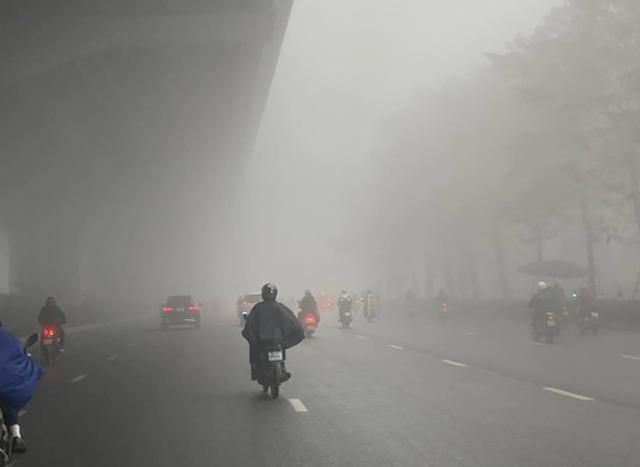 6일 베트남 수도 하노이의 하늘이 뿌연 매연으로 뒤덮여 있다. 하노이=허경주 특파원