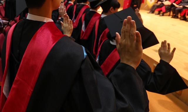 지방의 한 의과대학 학위수여식에서 졸업생들이 히포크라테스 선서를 하고 있다. 연합뉴스