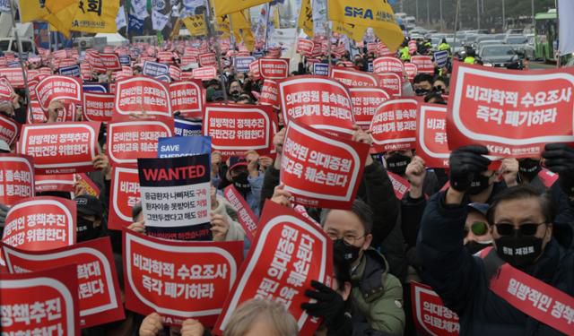 정부의 의대 증원 방침에 반발하는 의사들이 3일 서울 여의도공원에서 ‘전국 의사 총궐기대회’를 열고 의대 증원 및 필수의료 패키지 정책 철회를 촉구하고 있다. 하상윤 기자