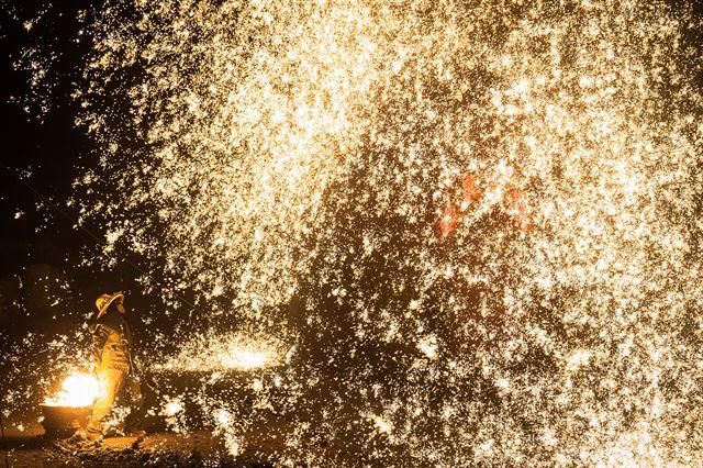 춘절 때 중국 허베이성 한 마을에서 불꽃놀이를 즐기고 있다. 자료사진