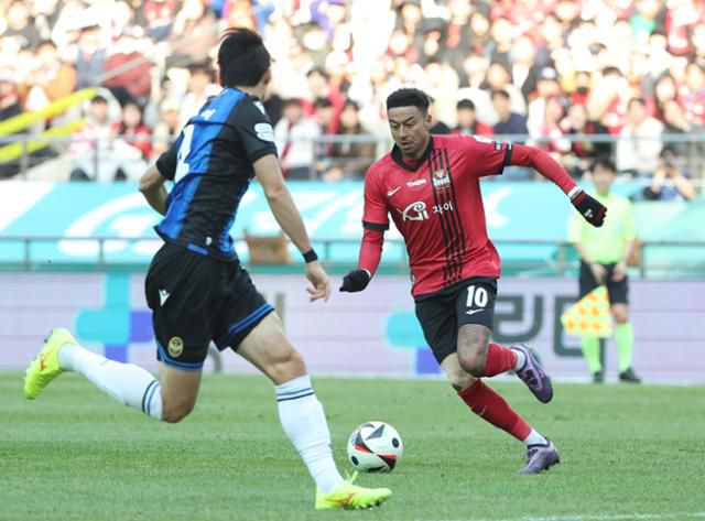 FC서울의 제시 린가드가 10일 서울월드컵경기장에서 열린 프로축구 하나은행 K리그1 2024 인천 유나이티드와의 홈경기 개막전에서 전반 교체 투입돼 드리블 돌파를 시도하고 있다. 연합뉴스