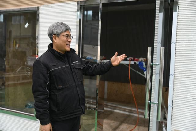 최홍관 대표가 중동으로 수출해 현지에서 제작 예정인 26㎡(8평) 규모 3D프린팅 원룸에 대해 설명하고 있다. 울산=박은경 기자